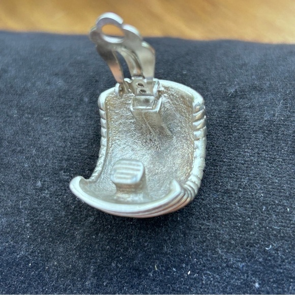 Givenchy Paris New York Earrings Ribbed Half Hoop Silver Tone Chunky Clip On Vtg - Picture 6 of 11